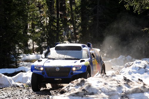 Hans Stacey behoudt de leiding, Sainz ramt navigator van Masuoka